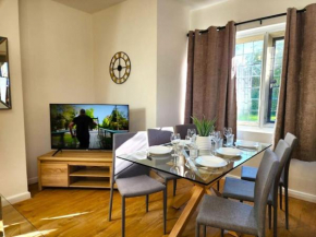 Manor House, Modern 2-Bedroom Apartment, Parking, WiFi, Central Location